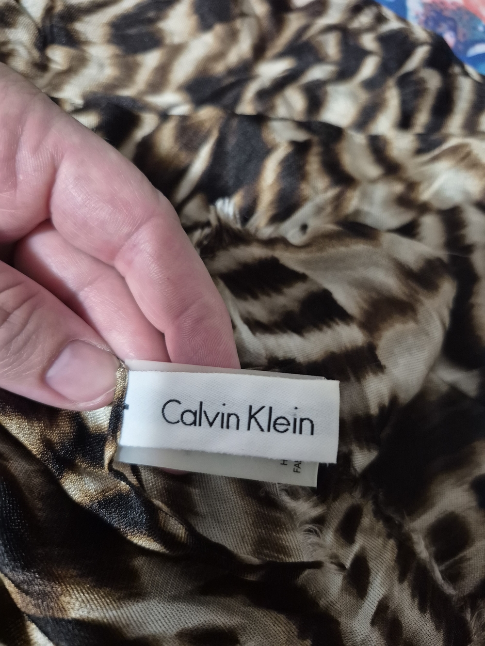Calvin Klein 100% Silk Animal Print Fringed Scarf Neutral Oblong Wrap - Picture 6 of 6
